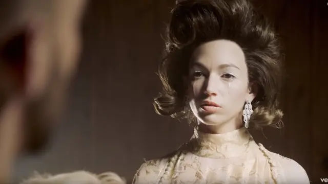 Fotograma del videoclip, donde la actriz ejerce de 'femme fatale'.