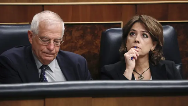 Delgado, junto a Borrell, este miércoles en el Congreso de los Diputados