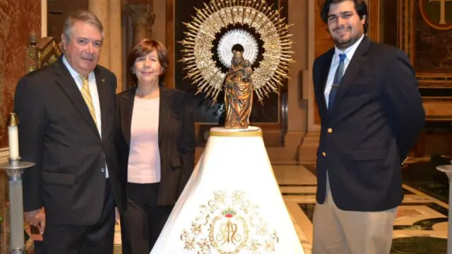 José Alberto Sánchís, con su mujer y su hijo, junto a la talla de la Virgen del Pilar que ya está en Washington.