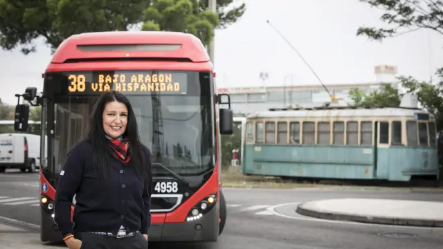 Ana Belén Longares conduce un autobús urbano de Zaragoza desde hace diez años