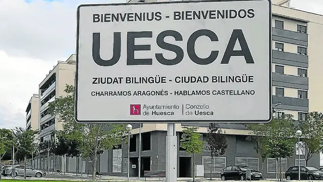 Cartel colocado en la avenida de Martínez de Velasco, junto a una de las rotondas.