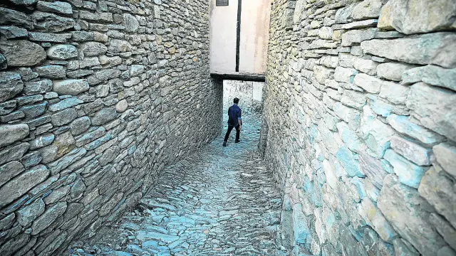 Una de las impactantes calles del pueblo medieval de Montañana.