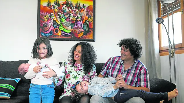 Elena y Roberto, con sus tres hijos, Carmen, Belén y Roberto, de solo un mes.