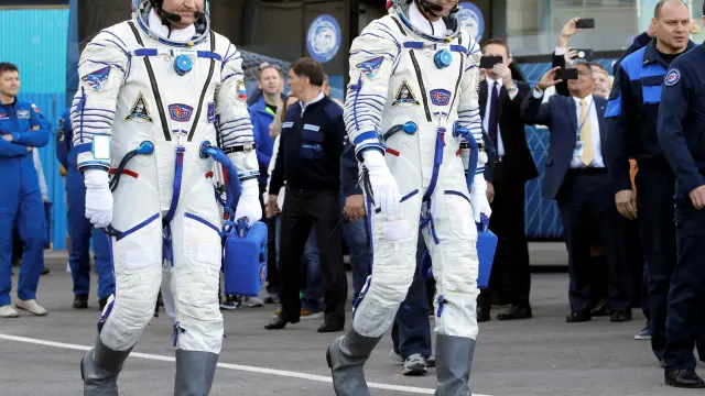 Alexey Ovchinin y Nick Hague, momentos antes de subir a bordo de la Soyuz MS-10.