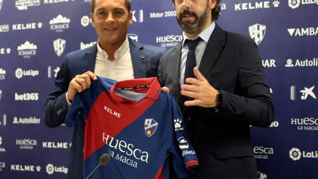Francisco Rodríguez, nuevo entrenador del Huesca, junto al director deportivo Emilio Vega en la presentación celebrada este jueves.