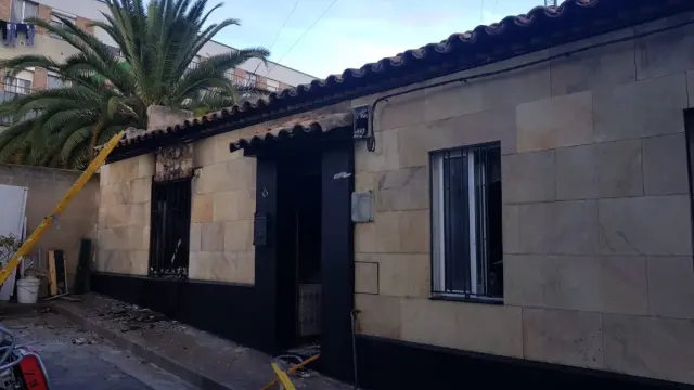 Imagen de la vivienda afectada por el fuego en la calle Flor de Lis.