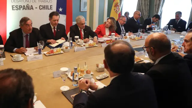 Imagen del presidente de la CEOE, Juan Rosell, en una reunión esta semana con el presidente de Chile.