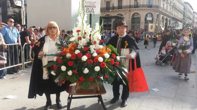 Los amigos de la capa a su llegada a la plaza del Pilar de Zaragoza.