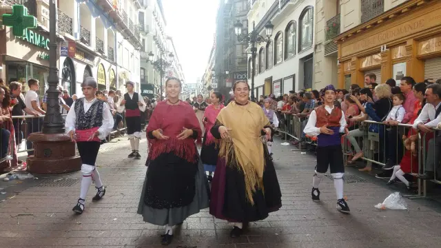 Estampa Baturra irrumpe en la calle de Alfonso de Zaragoza a golpe de castañuela.