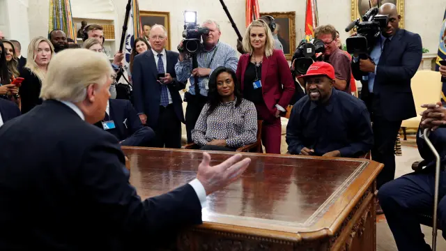 Donald Trump durante el encuentro con el rapero Kanye West en el Despacho Oval.