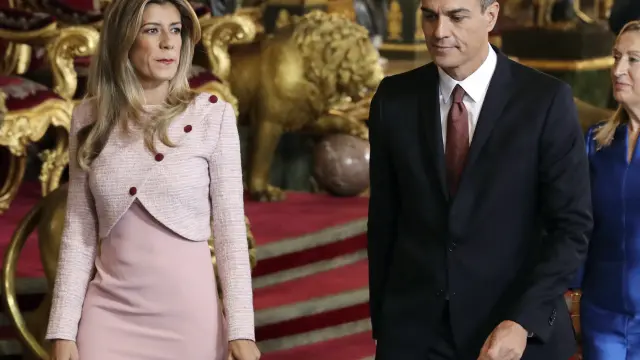 Pedro Sánchez y su esposa Begoña Gómez en el Palacio Real.