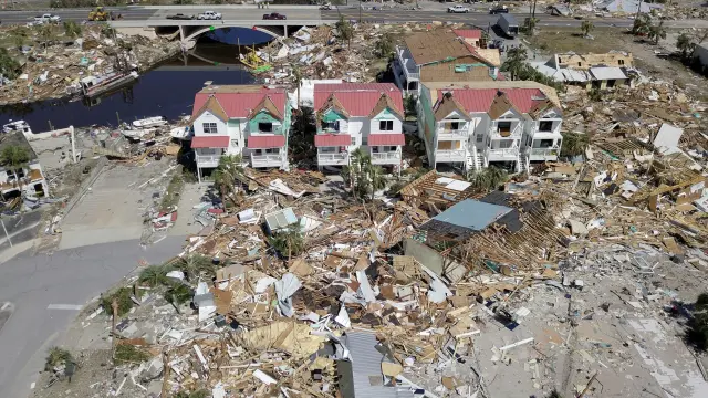 Una foto aérea de una zona devastada por el huracán Michael.