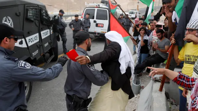 Soldados iraelíes discuten con un manifestante que protesta contra la decisión de derruir una villa beduína