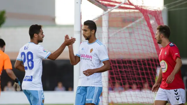 Raí Nascimento (izda.) y Jeison Medina (dcha.) se felicitan tras anotar un gol en el partido de las peñas jugado hace un mes en Calamocha (Teruel).