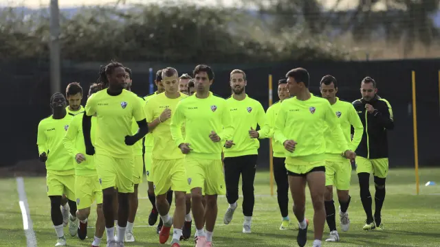 Los futbolistas del Huesca durante un entrenamiento anterior en el Instituto Montearagón, donde se ha llevado a cabo este lunes la sesión de trabajo.