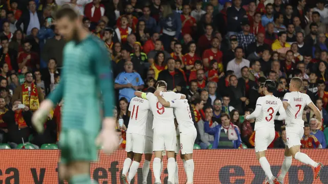 Los jugadores de Inglaterra celebran el primer gol de su equipo ante España, en una jugada del partido de la fase de grupos de la Liga de las Naciones de la UEFA que ambas selecciones nacionales juegan esta noche en el estadio Benito Villamarín de Sevilla.