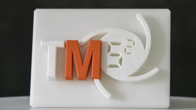 Logotipo del 25 aniversario impreso en 3D en los equipos de la joven empresa Dynamical Tools