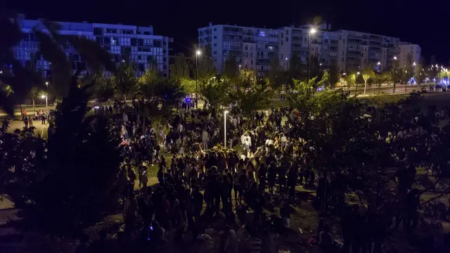 Miles de personas se concentraron algunas noches en el entorno del recinto ferial de Valdespartera.