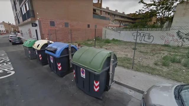 Los cuatro contenedores quemados en la calle de San Antón.