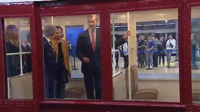 El Rey se sube al Metro de Madrid en la conmemoración de su centenario