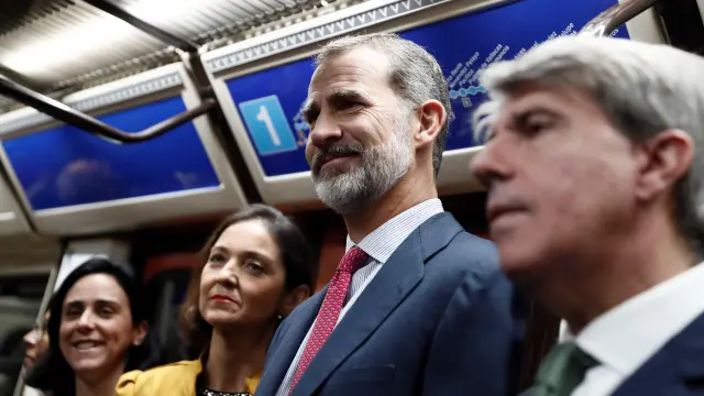 El rey Felipe VI viaja en el Metro de Madrid