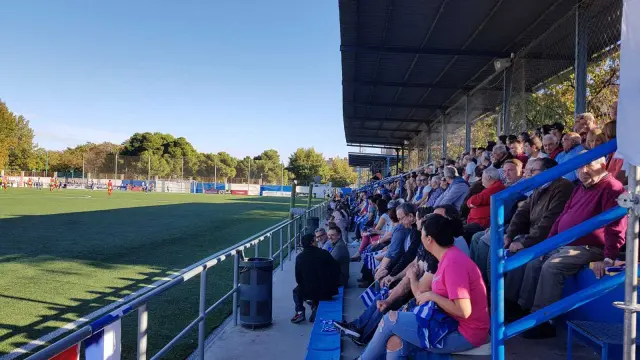 Grada del campo de fútbol de La Almozara en el partido contra el Lleida.