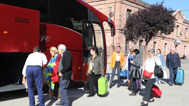 Viajeros procedentes de Valencia han tenido que coger un autobús para continuar el trayecto por carretera.