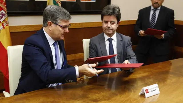 El consejero de Presidencia, Vicente Guillén, y el alcalde de Huesca, Luis Felipe, han rubricado el acuerdo este miércoles en Zaragoza