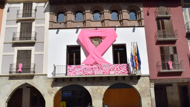 Un lazo rosa, símbolo de la lucha contra el cáncer, adorna estos días el Ayuntamiento de Graus.
