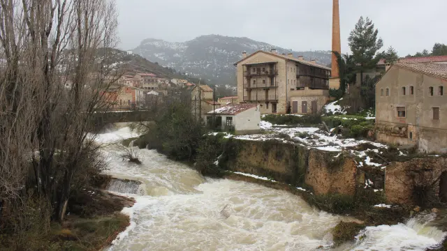 Imagen de archivo del río Matarraña a su paso por Beceite durante una crecida en 2013.