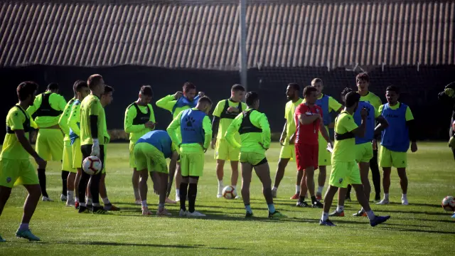 Los jugadores del Huesca escuchan las indicaciones de Francisco durante un entrenamiento.
