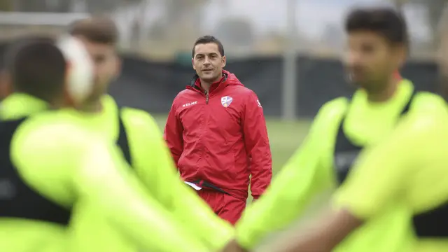 Francisco observa a sus jugadores durante el entrenamiento de este viernes en el Montearagón.