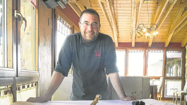 El cocinero Rubén Cierco en el ampliado comedor de Ca de Graus.