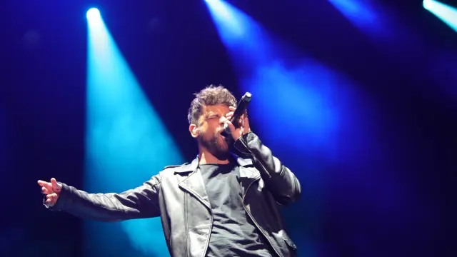 Ricky Merino fue el encargado de abrir el concierto, con un tema de Robbie Williams.