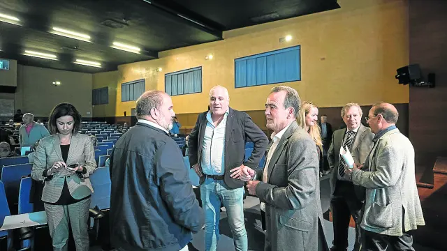 Sánchez Quero en el centro conversa con un alcalde junto a varios diputados provinciales.