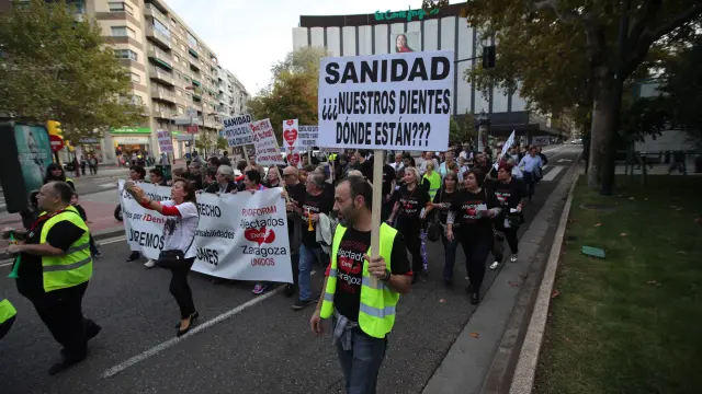 La manifestación de afectados de Idental recorrieron el centro de Zaragoza