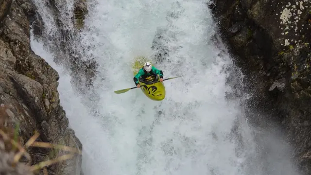 El fallecido practicaba kayak extremo