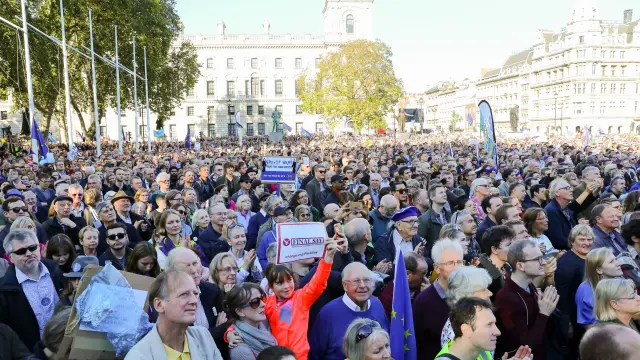 Multitudinaria protesta en Londres para pedir un nuevo referéndum del 'brexit'