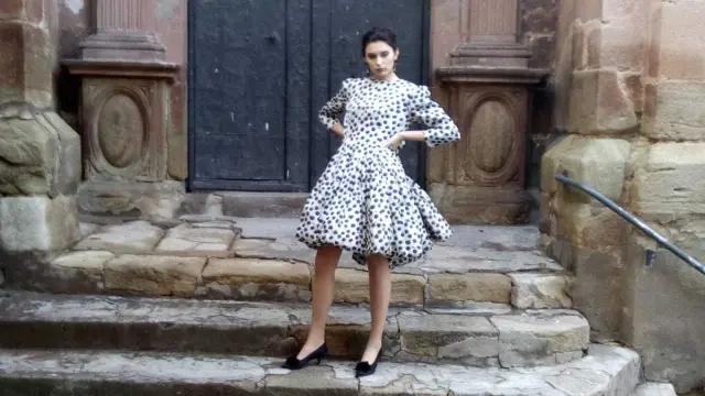 La modelo Laura Rodríguez, con una creación de alta costura de Pertegaz, este sábado en Olba.