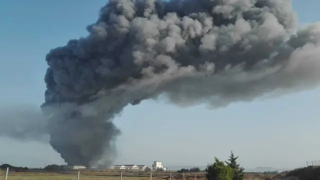 Gran incendio en una granja de gallinas ponedoras en Grañén