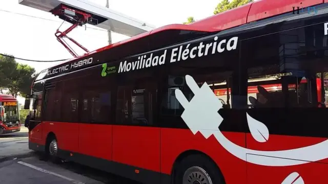 Uno de los nuevos autobuses eléctricos que Avanza Zaragoza ha implantado en la ciudad.