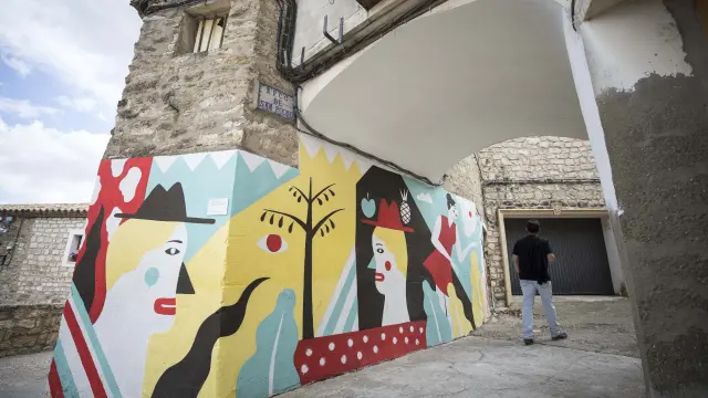 Las dos muestras de artes callejero han dejado obras en Fuendetodos como esta de Harsa bajo el arco de San Roque.