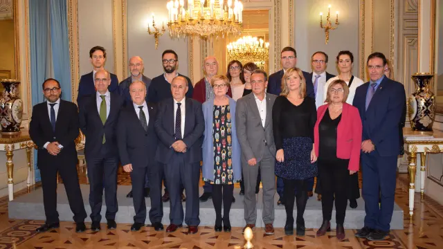 La comisionada del Gobierno frente al Reto Demográfico, Isaura Leal (en el centro), ha presidido la reunión en Madrid con alcaldes y presidentes de diputación.
