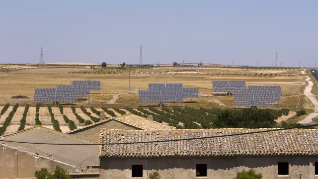 Instalación de placas solares en el campo aragonés.