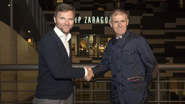 Lalo Arantegui saluda a Lucas Alcaraz, este lunes, tras la llegada a Zaragoza del nuevo entrenador del equipo.