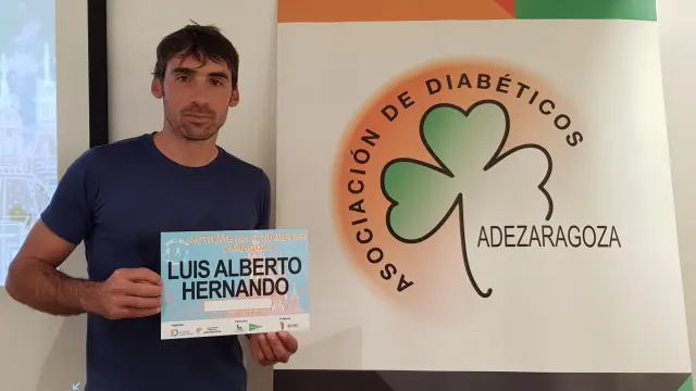 Luis Alberto Hernando, con su dorsal de la Carrera por la Diabetes.
