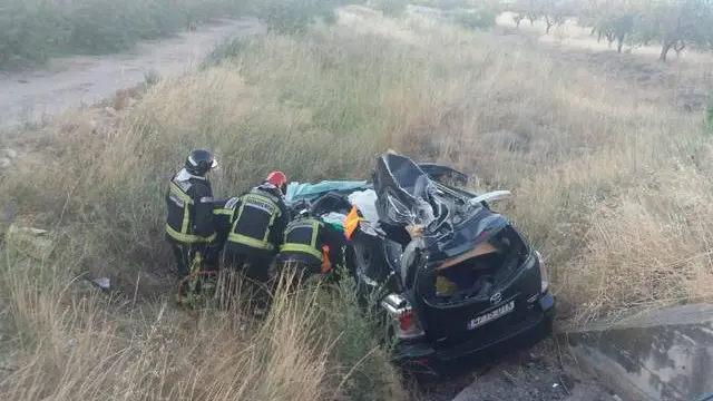 Varios bomberos de la DPZ rescataron a su compañero Miguel Álvarez Dolz tras el accidente de tráfico en Ricla.
