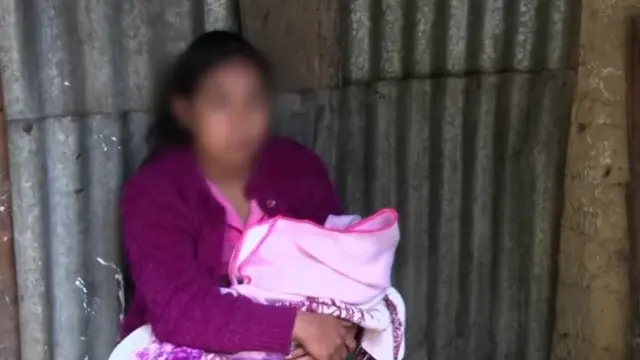 La madre de 13 años violada que quedó embaraza de trillizas, con el bebé que ha sobrevivido.