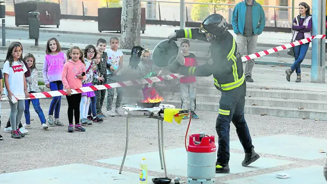 Semana de la Prevención. Manejar un extintor y apagar una sartén en llamas. En eso consistió la demostración realizada ayer por los bomberos de Huesca dentro del programa de actividades de la XIII edición de la Semana de la Prevención de Incendios para difundir medidas de autoprotección frente a los riesgos de incendio más frecuentes.