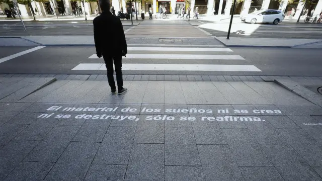 Poemas en el suelo del centro de Zaragoza